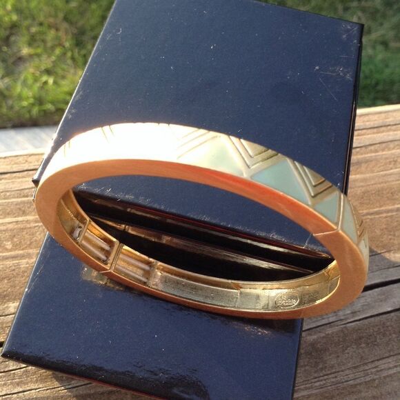 Lia Sophia 7" Gold And Green Bracelet - Picture 1 of 4